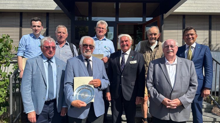 Gruppenbild der Geehrten des Landesvertretertags mit dem Landesvorsitzenden und dem Landesgeschäftsführer