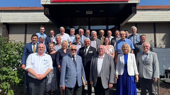 Gruppenbild der Teilnehmer des Landesvertretertags vor der Jahnhalle in Regenstauf
