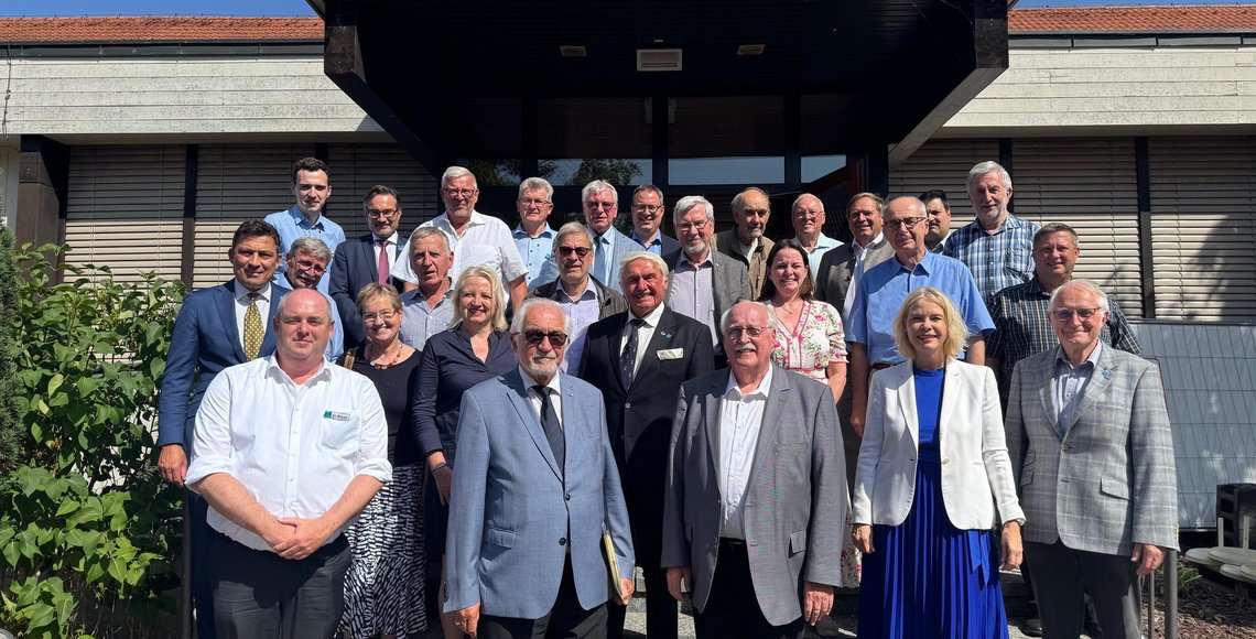 Gruppenbild der Teilnehmer des Landesvertretertags vor der Jahnhalle in Regenstauf